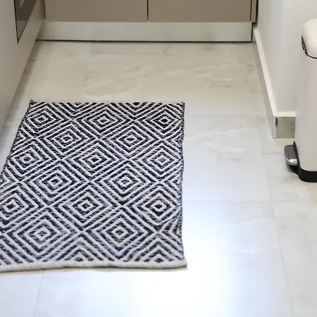 شقة Renovated 2br Retreat Near The