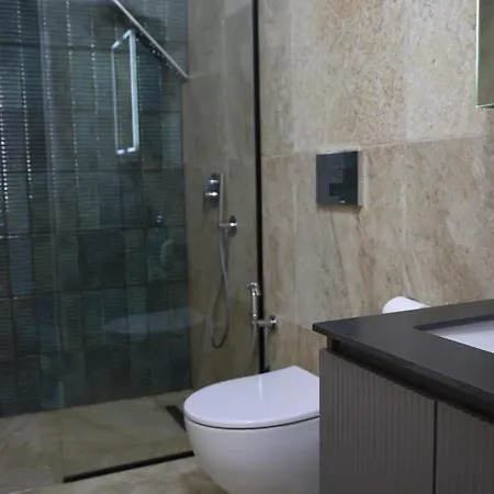 Renovated 2br Retreat Near The ساراندا
