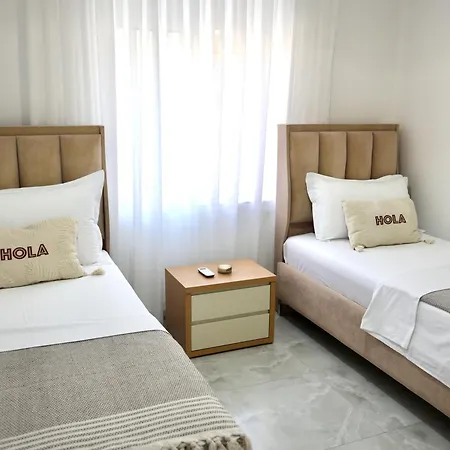 شقة Renovated 2br Retreat Near The