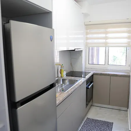 Renovated 2br Retreat Near The شقة *
