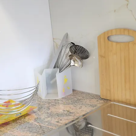 شقة Renovated 2br Retreat Near The