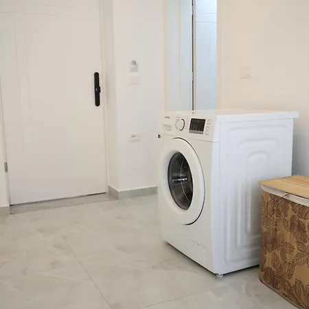 Apartment Renovated 2br Retreat Near The *