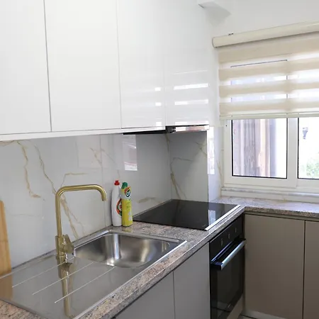 Apartment Renovated 2br Retreat Near The Sarande